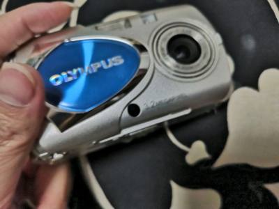 这款奥林巴斯u300真是复古又可爱！奶油色机身颜值超高，随手塞进小包就能出门。画质自带柔焦感，拍人像皮肤透亮，夜景开闪光灯氛围感绝了。很喜欢