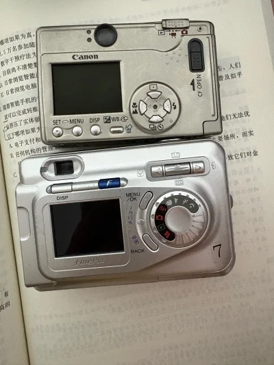 在挖煤姬淘到了三台ccd，价格会便宜很多，可以说性价比特别高了，相机的外观特别完美，可以看出被保护的很好，相机也很好用适合出游时拍照片，机身很轻方便携带，很推荐！