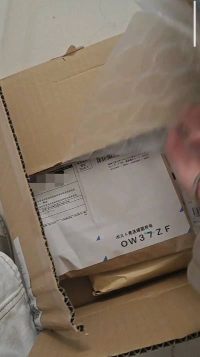 淘回的两件衣服都保存相当完好，几乎没有任何瑕疵，非常满意。与卖家还价最终也如愿以偿，以心理价位买到美衣。海淘过程既紧张又期待，还好买的物品都平安回国到我手里，真的巨开心!^_^