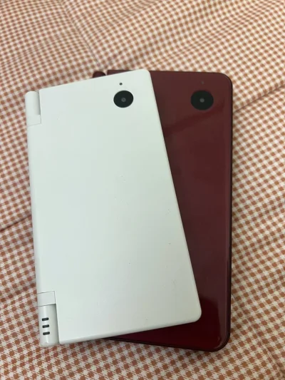 挖煤姬这次的掌机海淘体验太棒了！NDSi 和 NDSiLL 到手的那一刻直接小小尖叫一下，两台成色都比预期好太多。屏幕干净、按键手感超扎实，机身也没有什么明显痕迹。包装真的用心，气泡膜一层一层包得很严实，到手完全零磕碰。物流比预计还快一点，信息更新也很及时，整个过程...