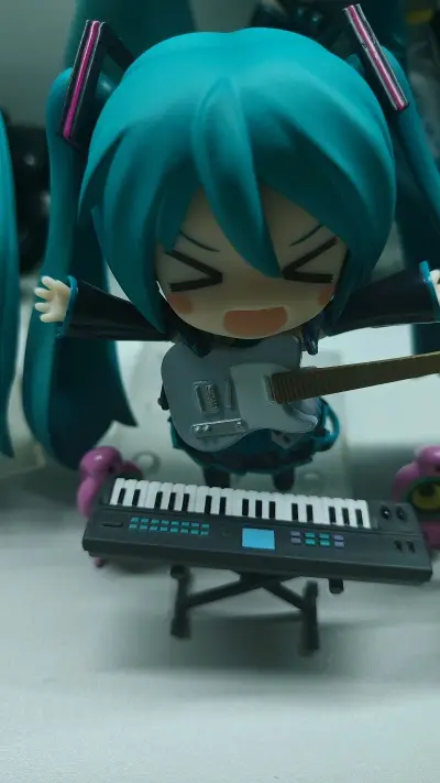 初音ミク300号粘土人，特别小巧可爱，手办很轻，于是选择走竹蜻蜓专线，经过二十几天就到家了，包装非常好，没有损坏。