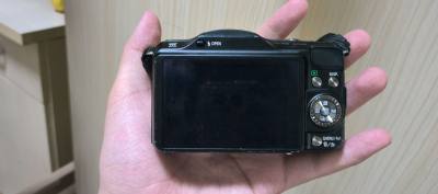 这次买的是松下gf5套机，黑色这款底部还是有些掉漆划痕的，好在功能都是正常的，价格也还行，就是拼团慢一些