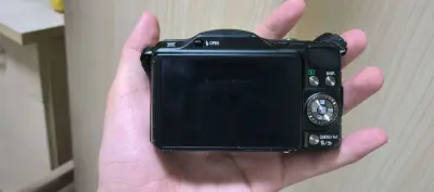 这次买的是松下gf5套机，黑色这款底部还是有些掉漆划痕的，好在功能都是正常的，价格也还行，就是拼团慢一些