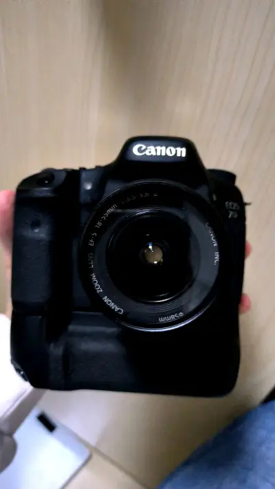 买的佳能7d成色非常新，还带了一个人原厂手柄，功能也都是正常的，遗憾的是只有英文和日文，需要刷一下中文。