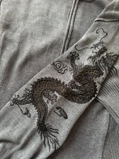 又淘到了一件图案特别美的谭燕玉，图案是缝制的特别有质感，就是衣服本身薄了点，更适合秋天穿。挖煤姬一如既往的好用靠谱。购买操作很简单，就算是新手也能很快熟悉。包装盒质量特别好，快递到的时候完好无损。客服也很专业热情。体验感很好，强烈推荐挖煤姬呀！