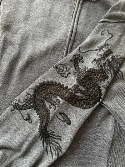 又淘到了一件图案特别美的谭燕玉，图案是缝制的特别有质感，就是衣服本身薄了点，更适合秋天穿。挖煤姬一如既往的好用靠谱。购买操作很简单，就算是新手也能很快熟悉。包装盒质量特别好，快递到的时候完好无损。客服也很专业热情。体验感很好，强烈推荐挖煤姬呀！