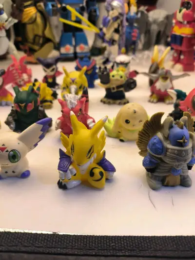 今天收到数码宝贝指人玩具，小小的好可爱的说，可以安插在手指上，来一场说演就演的小剧场，哈哈，给力的购物保障，挖煤姬666