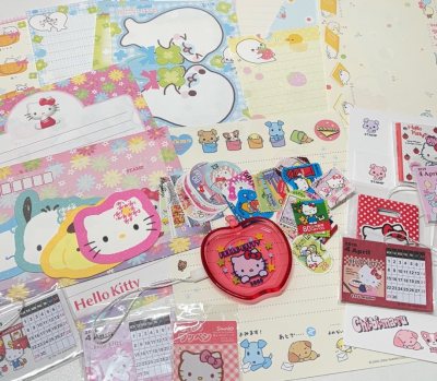 购物体验非常的愉快，东西很可爱很喜欢，价格也比较合适，客服小姐姐服务也很迅速，快递包装的很好，速度挺快的，很开心能买到这么多喜欢的东西