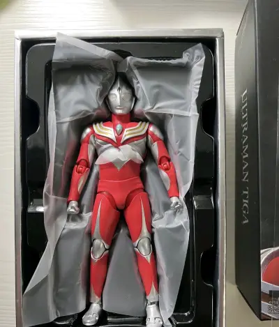 这次是在煤炉二手平台上切的迪迦奥特曼真骨雕和欧布奥特曼卡片，挖煤姬官方的包装非常好，第N次走竹蜻蜓也非常快，超乎我的预料，大概15天到手拆箱，非常丝滑!