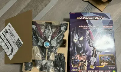 这次是在煤炉二手平台上切的黑暗特利迦火花和欧布奥特曼卡片，挖煤姬官方的包装非常好，第N次走竹蜻蜓也非常快，超乎我的预料，大概15天到手拆箱，非常丝滑!