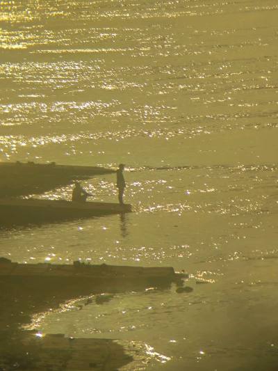 . 经典设计与扎实做工

尼康马特（如FT/FTN型号）诞生于1960-1970年代，与旗舰机型尼康大F共享生产线，延续了尼康军工级标准。全金属机身（铜、钢、铝合金）由700多个零件构成，重量感十足，被誉为“钢铁战车”，其过片手感、快门声音和机械反馈均体现精密工艺。...