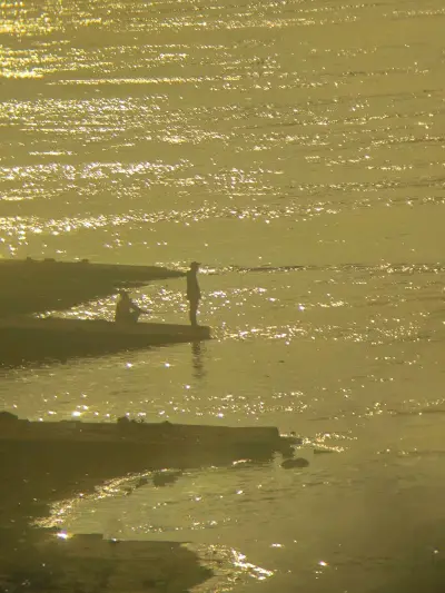 . 经典设计与扎实做工

尼康马特（如FT/FTN型号）诞生于1960-1970年代，与旗舰机型尼康大F共享生产线，延续了尼康军工级标准。全金属机身（铜、钢、铝合金）由700多个零件构成，重量感十足，被誉为“钢铁战车”，其过片手感、快门声音和机械反馈均体现精密工艺。...