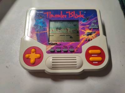 因为好奇，所以买了日本彩票机，不知道日本的彩票机国内能不能用。期待可以中奖吧。和一个小游戏机一起寄回来了。不错。