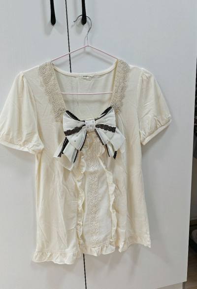 特别可爱的蝴蝶结，物流很快，为了省邮费，拼邮回国的，总体来说还可以，成色也很好，超级新，就是被税了，呜呜呜