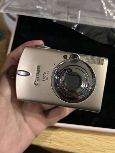 在挖煤姬入的这台佳能IXY CCD也太绝了！包装裹得严严实实，拿到手成色比预期还好——机身锃亮没划痕，开机秒响应，镜头伸缩丝滑得很~710万像素+3倍光学变焦，试拍了几张复古感直接拉满，胶片机平替这不就来了！物流速度比想象快，价格也比海鲜市场香太多，挖到宝了属于是！...