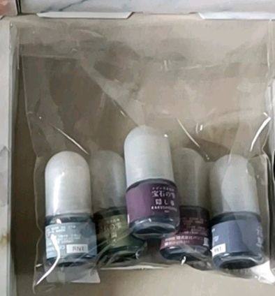 这次入手的色精实在是可遇不可求的珍品。其色彩呈现出一种深邃而灵动的美感，在不同光线下会流转出细腻的层次变化，宛若将暮色时分的霞光凝练于方寸之间。无论是色彩的饱和度还是独特的质感，都堪称匠心之作。每次欣赏都令人心生喜悦，不得不感叹这般绝妙的配色实在是难得一见。