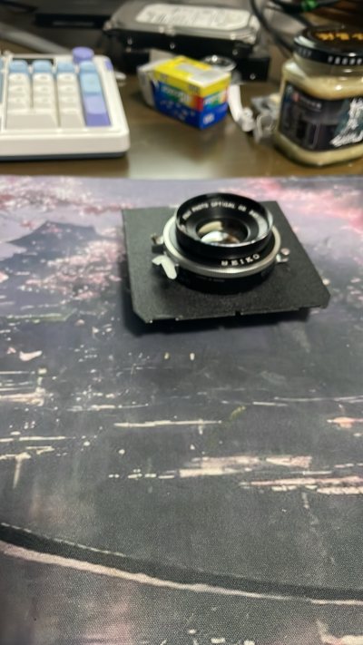 该镜头为雅西卡127 4.7大画幅镜头，是宝丽来雅西卡120的拆机头，价格还是可以，不贵，就是快门坏了得维修