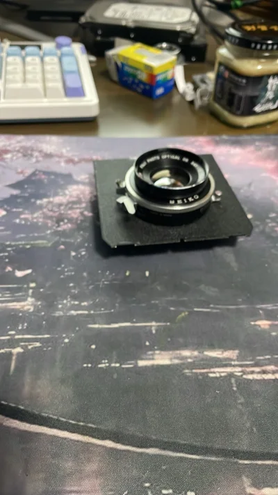 该镜头为雅西卡127 4.7大画幅镜头，是宝丽来雅西卡120的拆机头，价格还是可以，不贵，就是快门坏了得维修