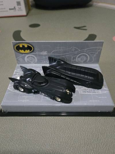 这套蝙蝠侠战车太戳心了！暗黑质感拉满，蝙蝠元素细节到位，摆柜超有氛围，收藏党狂喜~做工精致，拿在手里沉甸甸的，DC粉必入！