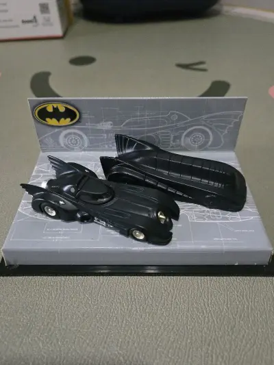 这套蝙蝠侠战车太戳心了！暗黑质感拉满，蝙蝠元素细节到位，摆柜超有氛围，收藏党狂喜~做工精致，拿在手里沉甸甸的，DC粉必入！