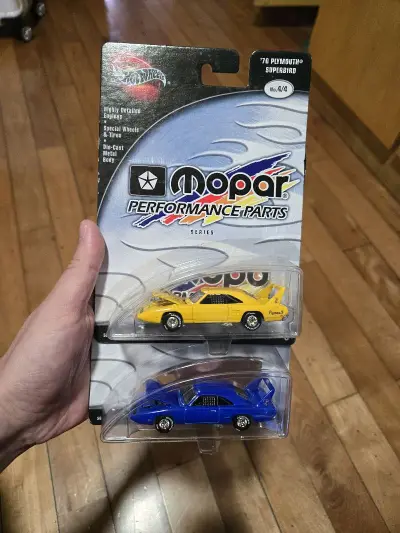 风火轮Mopar系列 Plymouth超鸟双车太绝了！黄蓝配色吸睛，可开引擎盖细节拉满，全金属质感+限定编号，美式肌肉车味超正，收藏党直接沦陷！