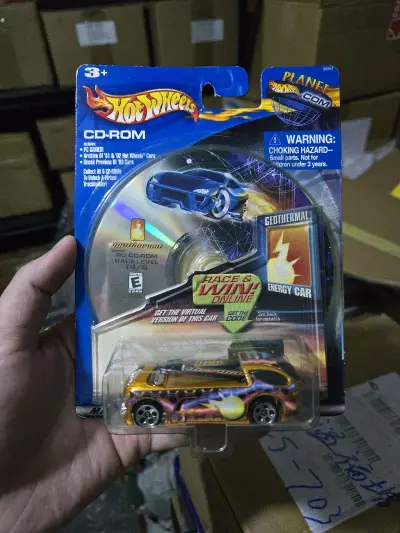 这套风火轮带CD-ROM的车太复古了！涂装炫彩吸睛，还附赠游戏光盘+虚拟赛车码，老玩具的互动感直接拉满，收藏+怀旧双buff叠满，太对味了！ 