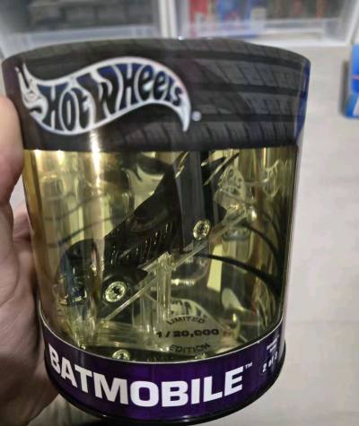 这限定蝙蝠战车太顶了！1/20000稀有度+轮胎桶包装，黑金质感拉满，暗黑蝙蝠细节戳中情怀，收藏排面直接拉满，DC粉狂喜！