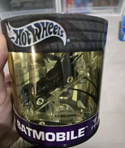 这限定蝙蝠战车太顶了！1/20000稀有度+轮胎桶包装，黑金质感拉满，暗黑蝙蝠细节戳中情怀，收藏排面直接拉满，DC粉狂喜！