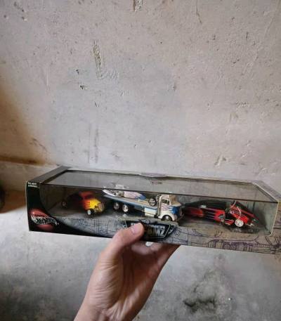 风火轮100%系列这套太香了！三车造型各有特色，涂装炫彩细节足，全金属质感+复古包装，收藏党一眼沦陷，摆柜颜值直接拉满~