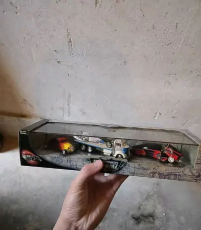 风火轮100%系列这套太香了！三车造型各有特色，涂装炫彩细节足，全金属质感+复古包装，收藏党一眼沦陷，摆柜颜值直接拉满~