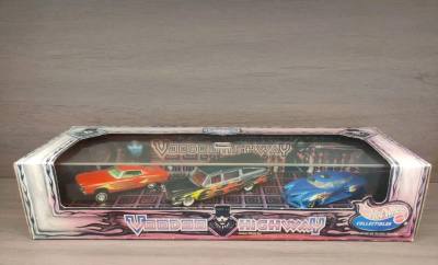 这套Voodoo Highway套装太有内味儿了！暗黑奇幻风包装+火焰涂装车，造型邪魅细节足，限定收藏属性拉满，复古质感直接戳中怪诞美学爱好者！ 