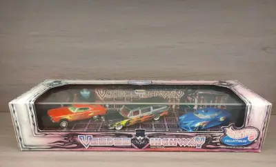 这套Voodoo Highway套装太有内味儿了！暗黑奇幻风包装+火焰涂装车，造型邪魅细节足，限定收藏属性拉满，复古质感直接戳中怪诞美学爱好者！ 