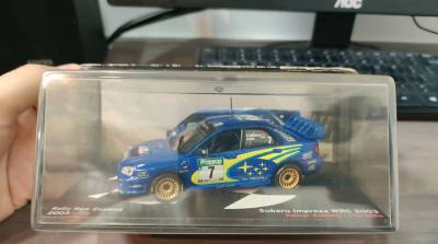 这款斯巴鲁WRC 2003赛车模型太顶了！蓝黄涂装还原纽西兰拉力赛战衣，细节拉满，金轮毂+赛事标识直接戳中拉力粉，收藏摆柜都超有氛围！