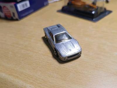 这款银色超跑小车质感绝了！磨砂金属漆高级感拉满，造型流畅还原超跑神韵，拿在手里沉甸甸的，细节控和收藏党直接爱住，摆柜颜值超能打！ 