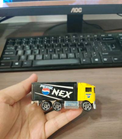 这款百事NEX联名卡车太戳记忆点！黄黑配色醒目，百事标识还原度拉满，金属质感沉甸甸的，联名款收藏属性直接拉满，复古周边爱好者狂喜~