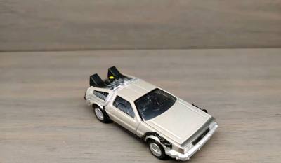 这款回到未来时光机小车太戳情怀！银黑配色还原电影经典造型，细节拉满，金属质感沉甸甸的，科幻粉闭眼冲，摆柜直接唤醒穿越回忆~