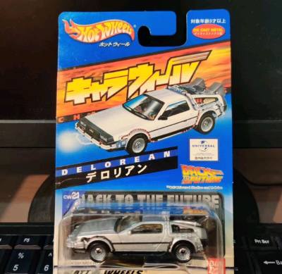 这款《回到未来》限定时光机太顶了！日版包装复古感拉满，银白车身还原电影细节，联名标识醒目，科幻粉+收藏党直接沦陷，摆柜自带穿越氛围！