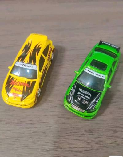 这俩风火轮改装车太炸了！黄车火焰涂装够狂野，绿车黑纹超酷，贴纸细节拉满，街头改装味直接溢出，把玩收藏都超有劲儿，改装车迷狂喜！