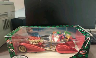 这款圣诞限定风火轮太有节日氛围！红金配色华丽吸睛，圣诞老人+礼物装饰满满巧思，复古车身质感高级，节日摆饰+收藏双拿捏，圣诞季氛围直接拉满！