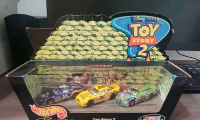 这套《玩具总动员2》联名车太绝了！三眼仔背景+赛车涂装，迪士尼IPbuff叠满，细节还原动画氛围，收藏党+玩具粉直接狂喜，摆柜自带童年回忆杀！