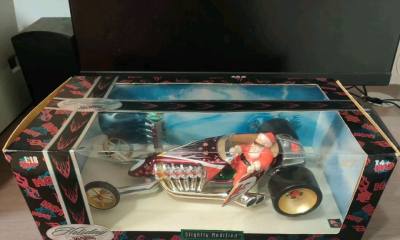 这款圣诞限定改装车太戳节日心！红金配色+圣诞老人装饰，细节满是圣诞氛围，1:18比例质感超顶，收藏摆饰双适配，节日氛围直接拉满！