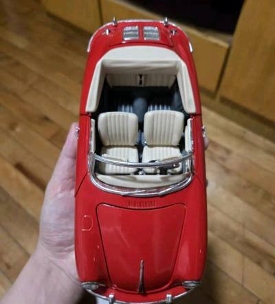 这款复古敞篷车模质感绝了！红米配色经典优雅，内饰座椅细节精致，金属漆面光泽高级，复古车迷直接沦陷，摆柜自带老派浪漫。