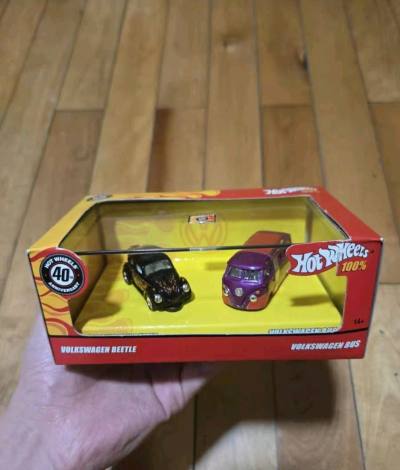 这套大众双车太戳情怀！黑甲虫火焰纹酷飒，紫巴士复古吸睛，40周年限定包装质感拉满，德系经典党直接狂喜，摆柜拿捏复古车味！ 