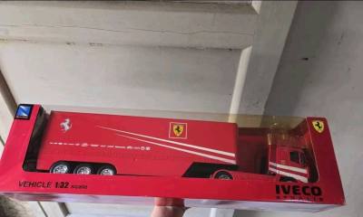 这款法拉利涂装依维柯卡车太惊艳！经典红配跃马标识，1:32比例细节拉满，质感厚重精致，超跑后勤党直接沦陷，摆柜拿捏赛车运输队格调！