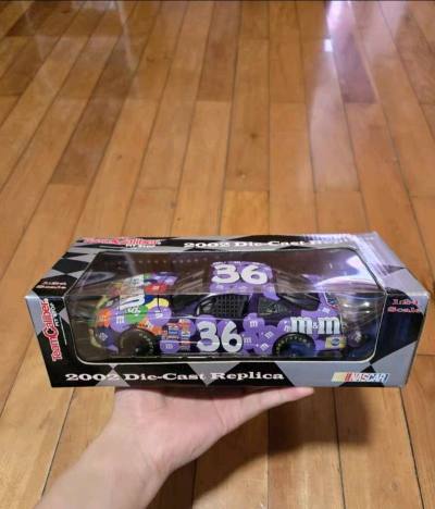 这款M&amp;amp;M’s涂装赛车太吸睛！紫底糖果纹童趣又个性，1:24比例细节满格，NASCAR赛车味拉满，收藏党+甜食控直接沦陷，摆柜自带活泼氛围！