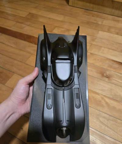 这款蝙蝠车模型帅炸！暗黑哑光质感+蝙蝠标识，细节还原电影科幻神韵，摆柜自带哥谭暗夜氛围，DC粉直接狂喜，收藏把玩双拿捏！