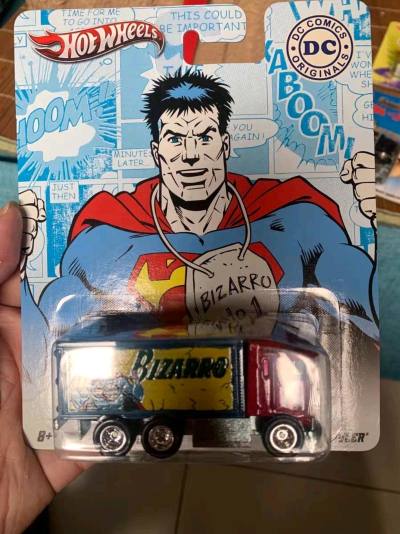 这款DC比扎罗卡车太会玩！漫画风包装+反超标识，红蓝黄配色撞出复古味，细节戳中DC迷，摆柜自带美式漫画的搞怪张力，收藏党直接爱住！