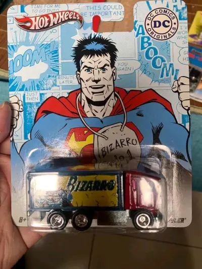 这款DC比扎罗卡车太会玩！漫画风包装+反超标识，红蓝黄配色撞出复古味，细节戳中DC迷，摆柜自带美式漫画的搞怪张力，收藏党直接爱住！
