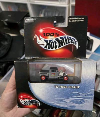 这款32福特皮卡太有内味儿！灰黑复古涂装+红圈轮毂，100%系列金属质感拉满，改装细节戳中美式老车迷，摆柜自带复古皮卡的硬核格调！