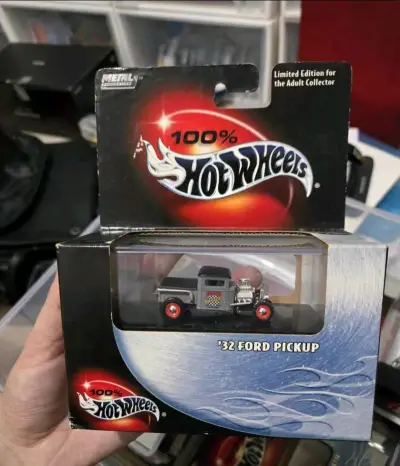 这款32福特皮卡太有内味儿！灰黑复古涂装+红圈轮毂，100%系列金属质感拉满，改装细节戳中美式老车迷，摆柜自带复古皮卡的硬核格调！